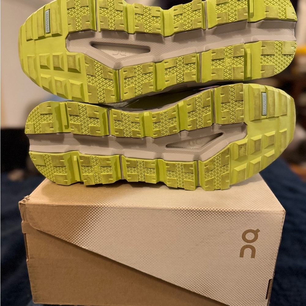 On Cloudventure Waterproof Mid Hiking Shoe - Lime/Gray-size 9 woman’s NEW - Picture 6 of 9